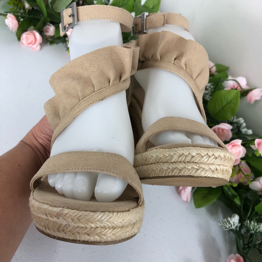 Charles David Wedge Ruffled Sandals Size 8.5M (#5) - Picture 3 of 8